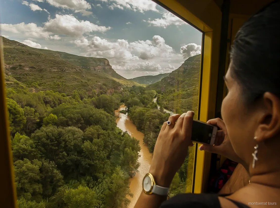 Cabina della funicolare di Santa Cova sul pendio, incluso nel biglietto Tot Montserrat