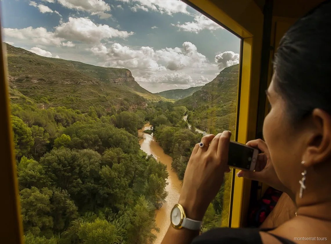 Wagon funikularu Santa Cova na stoku góry, wliczony w bilet Tot Montserrat