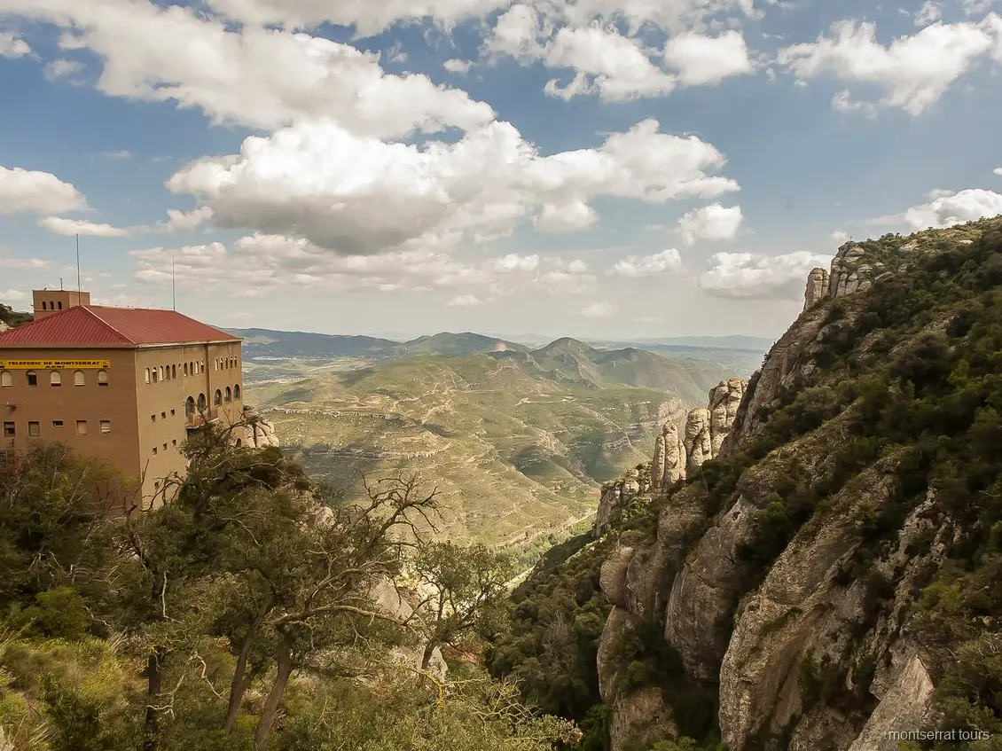 Tradycyjne katalońskie danie serwowane w restauracji na Montserrat, wliczone w bilet