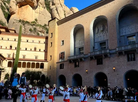 Cremallera pujant cap al monestir de Montserrat en una excursió des de Barcelona