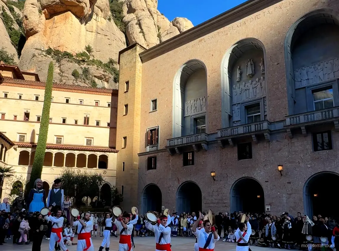 Cremallera pujant cap al monestir de Montserrat en una excursió des de Barcelona