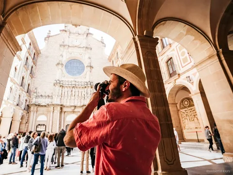 Façana de la basílica del monestir de Montserrat en una excursió guiada amb cremallera