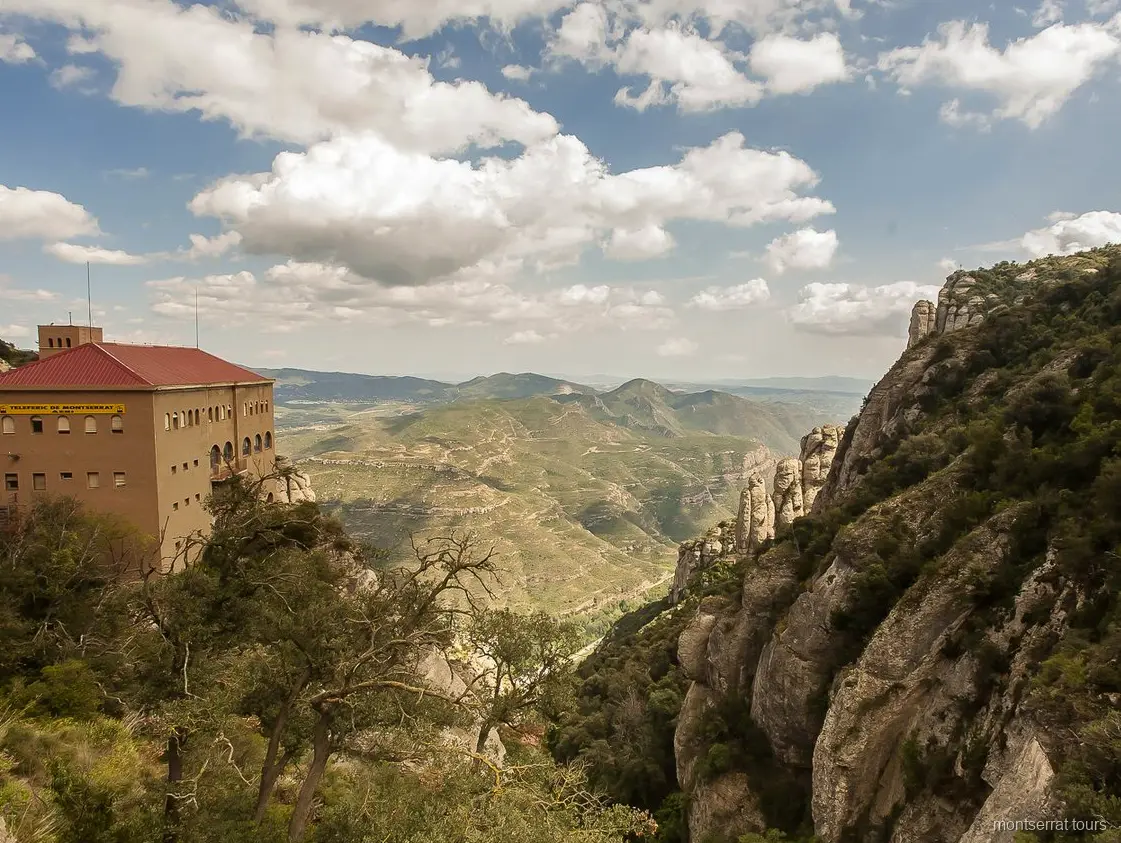 Plato tradicional catalán servido en el restaurante de Montserrat incluido en la entrada
