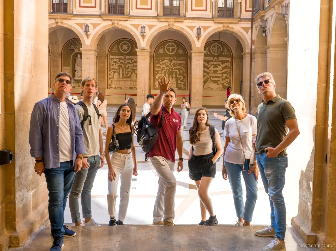 Cremallera pujant cap al monestir de Montserrat en l'excursió de dia complet amb vi
