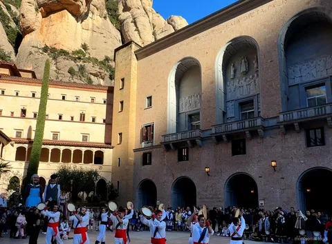 Train à crémaillère montant vers le monastère de Montserrat sur une excursion depuis Barcelone