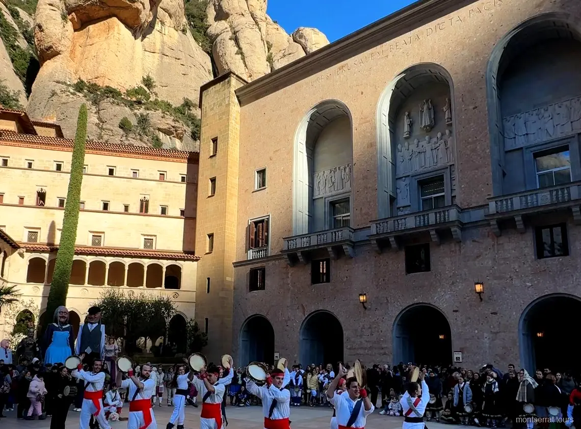 Train à crémaillère montant vers le monastère de Montserrat sur une excursion depuis Barcelone