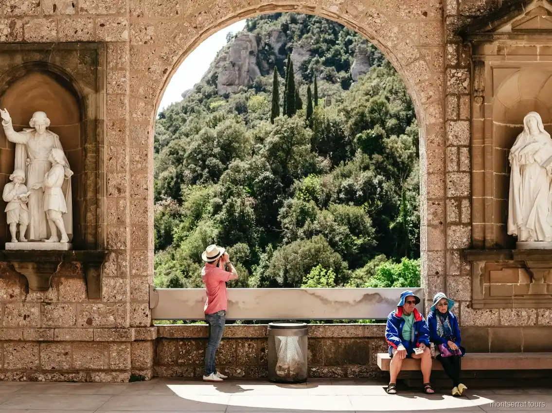 Pics rocheux déchiquetés au-dessus du monastère de Montserrat vus sur une excursion d'une journée