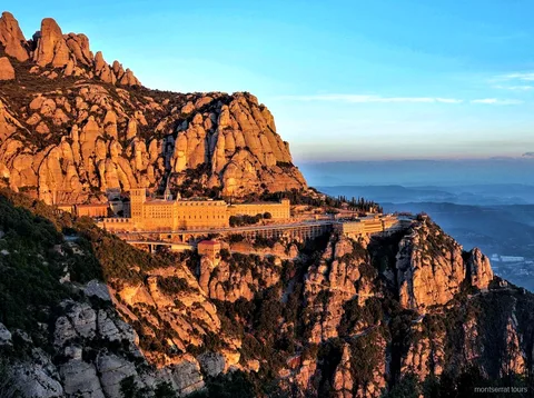 Téléphérique montant au-dessus du monastère de Montserrat sur l'excursion randonnée