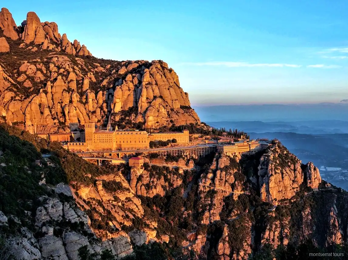 Téléphérique montant au-dessus du monastère de Montserrat sur l'excursion randonnée