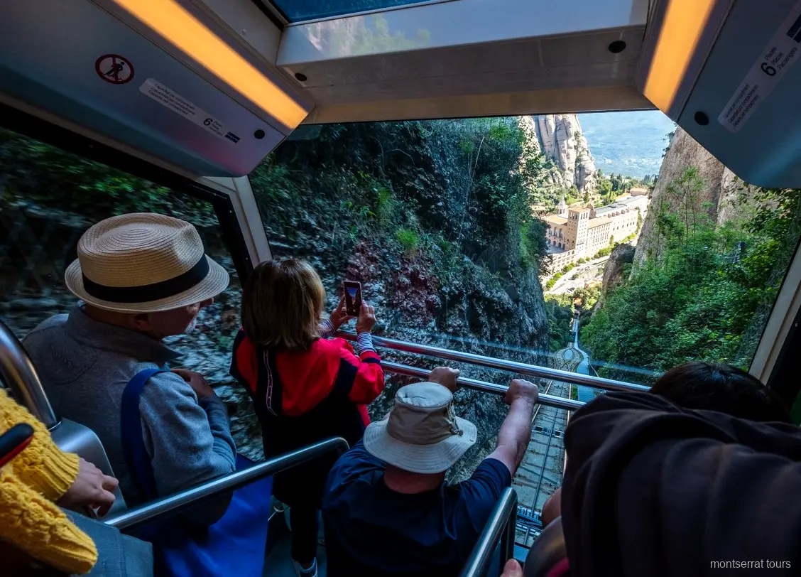 Minibus de petit groupe utilisé sur l'excursion téléphérique et randonnée à Montserrat