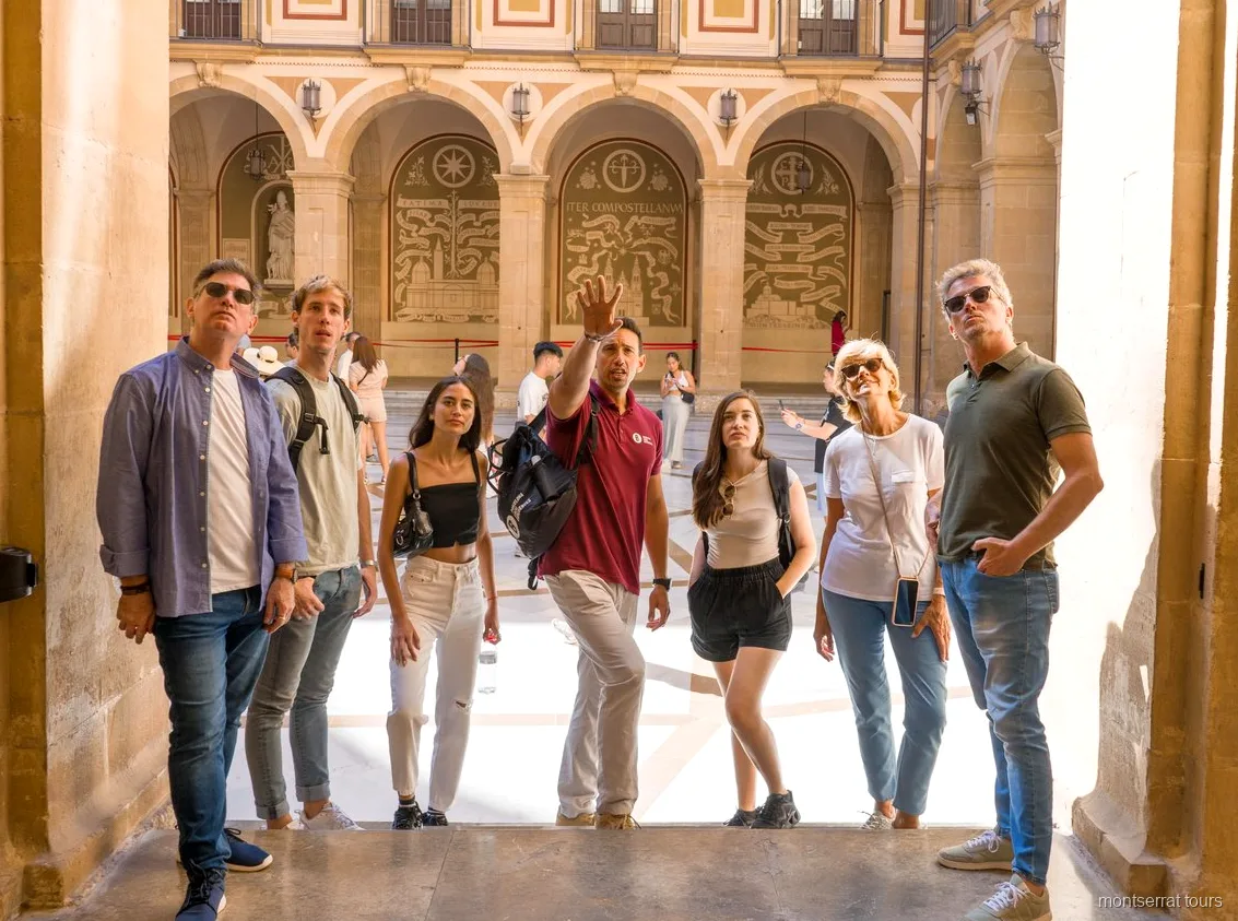 Tren cremallera subiendo hacia el Monasterio de Montserrat en la excursión de día completo con vino
