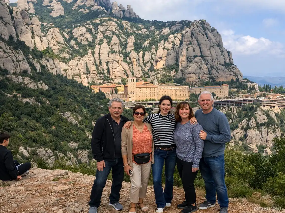 Cave à cava avec bouteilles en vieillissement visitée sur l'excursion Montserrat et caves à cava