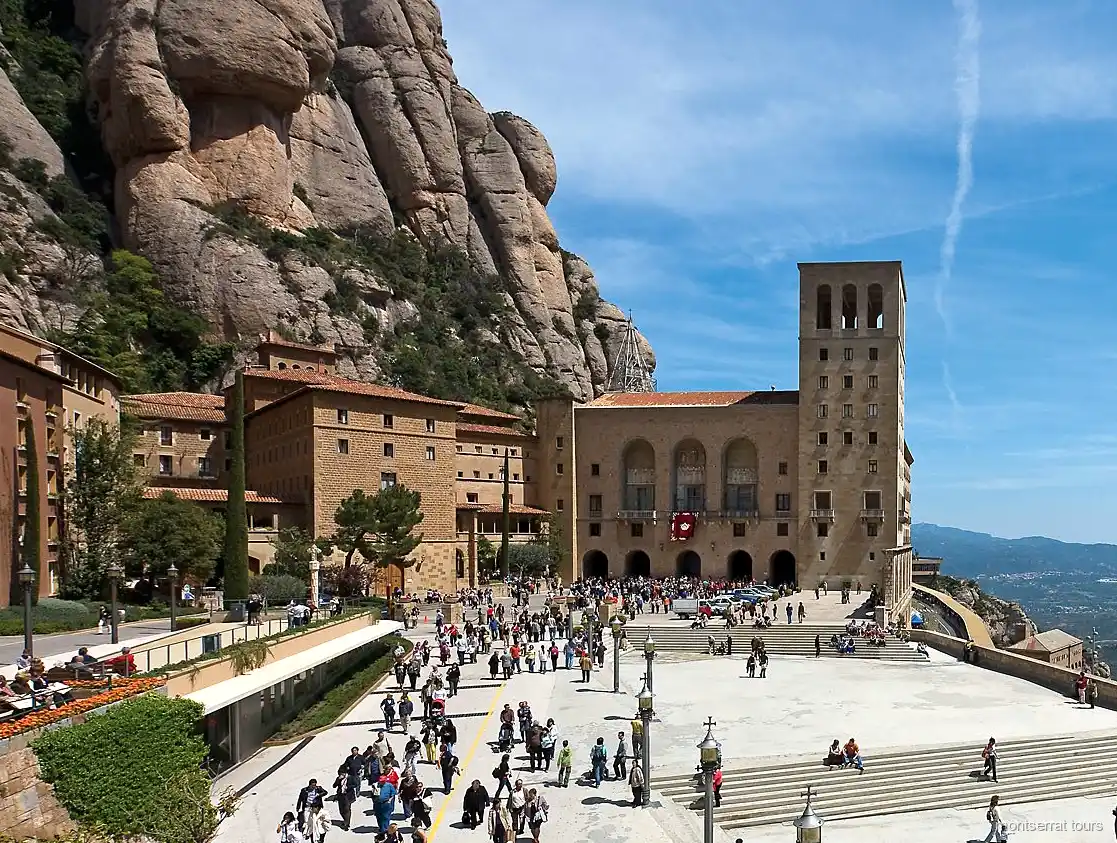 Minibus privé utilisé pour la prise en charge à l'hôtel sur l'excursion cava à Montserrat