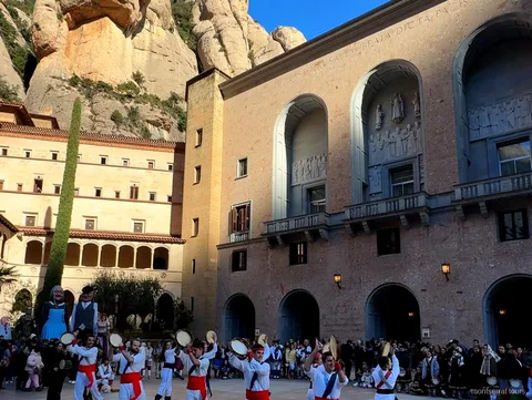 Trenino a cremagliera che sale verso il Monastero di Montserrat durante un tour da Barcellona