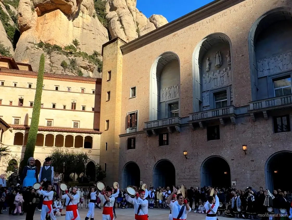 Trenino a cremagliera che sale verso il Monastero di Montserrat durante un tour da Barcellona