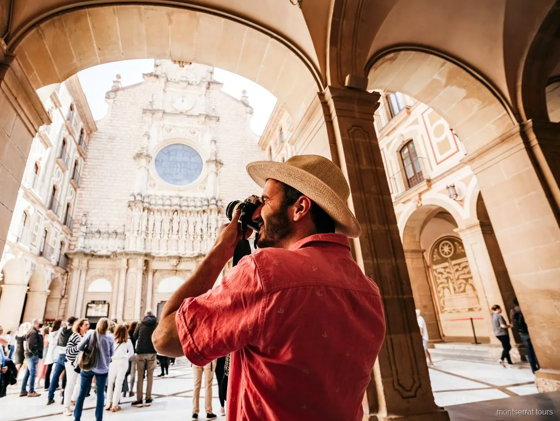 Facciata della basilica del Monastero di Montserrat durante un tour guidato con cremagliera