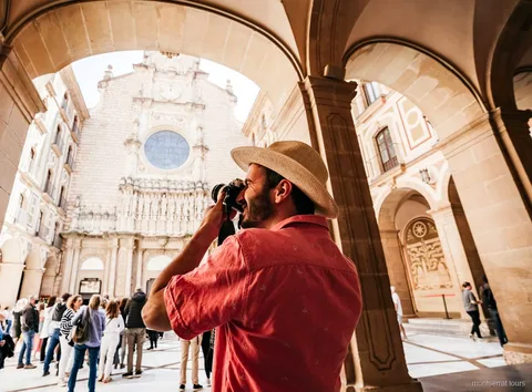 Fachada de la basílica del Monasterio de Montserrat en el tour guiado
