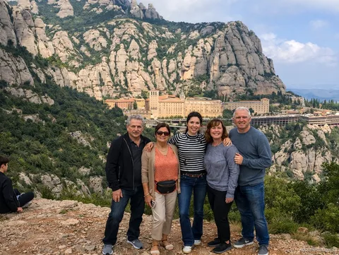 Cantina di cava con bottiglie in invecchiamento visitata durante il tour di Montserrat e cava