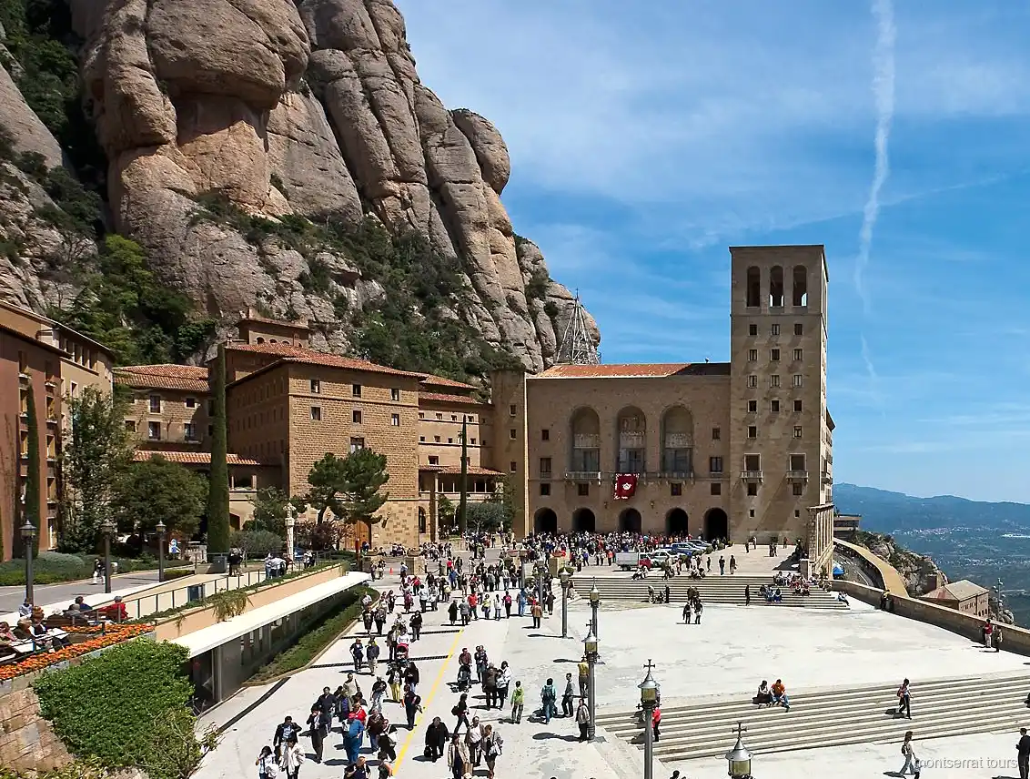 Minivan privato utilizzato per il ritiro in hotel durante la gita di Montserrat e cava
