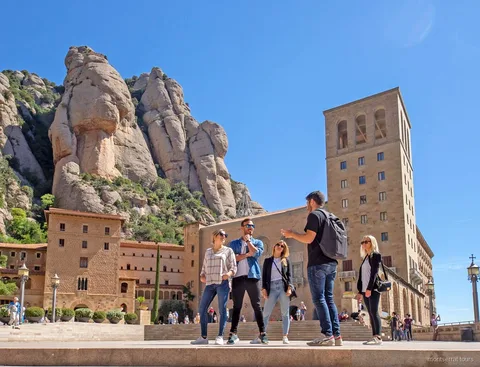 Kleurrijke huizen langs de rivier Onyar in Girona, bezocht na Montserrat
