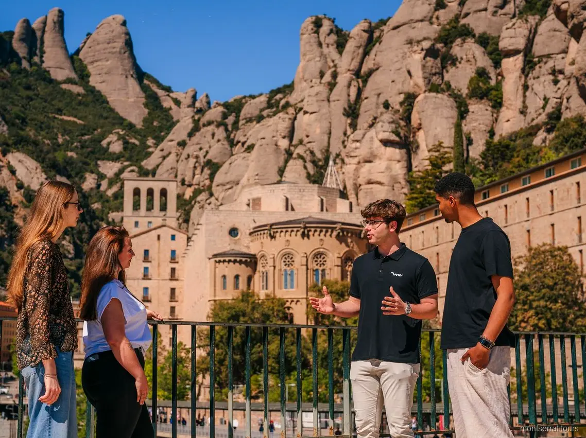 Basiliek van het klooster van Montserrat bezocht aan het begin van de Girona en Costa Brava dagtocht