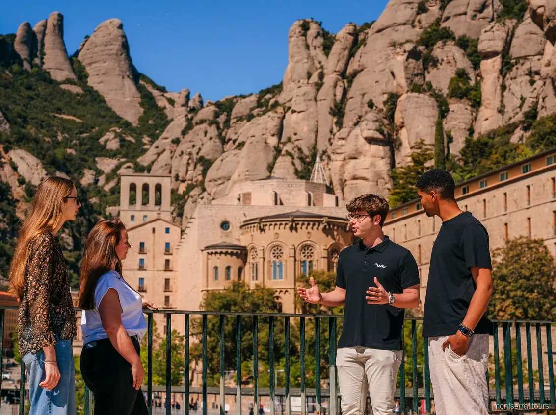 Basilica del Monastero di Montserrat visitata all'inizio della gita di Girona e Costa Brava