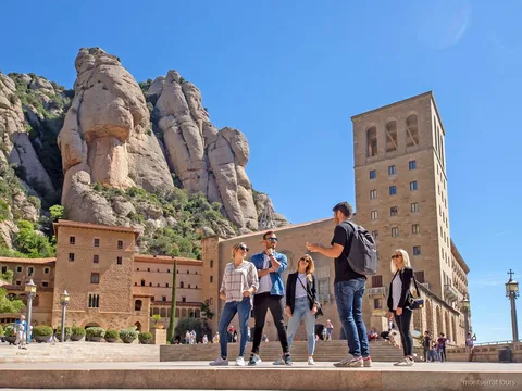 Casas de colores junto al río Onyar en Girona, visitadas tras Montserrat