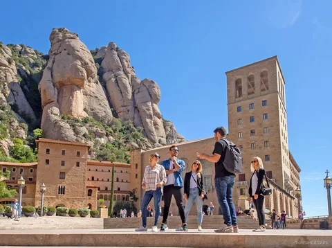 Cases de colors al llarg del riu Onyar a Girona, visitades després de Montserrat