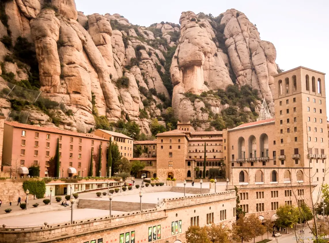 Eichenweinfässer im Keller des Burg-Weinguts nahe Montserrat