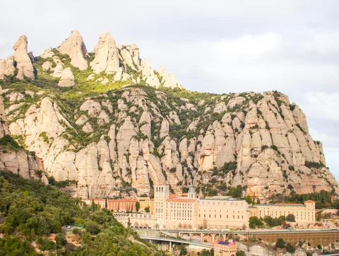 Glazen D.O. Pla de Bages wijn tijdens de proeverij op de hele-dag wijnhuistour naar Montserrat