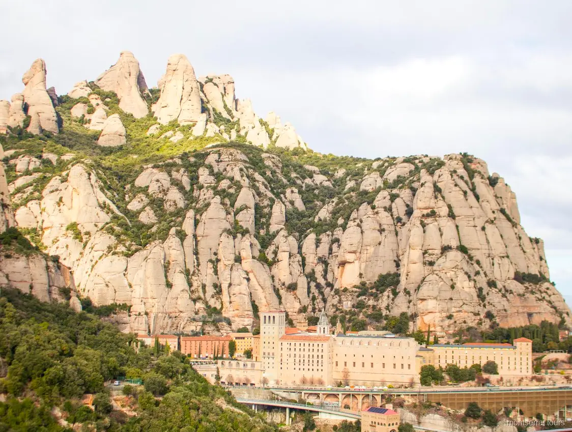 Glazen D.O. Pla de Bages wijn tijdens de proeverij op de hele-dag wijnhuistour naar Montserrat