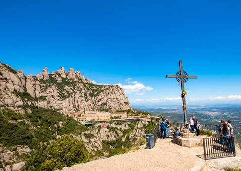 Wandelaars op een gemarkeerd pad door Montserrat National Park met rotspieken op de achtergrond