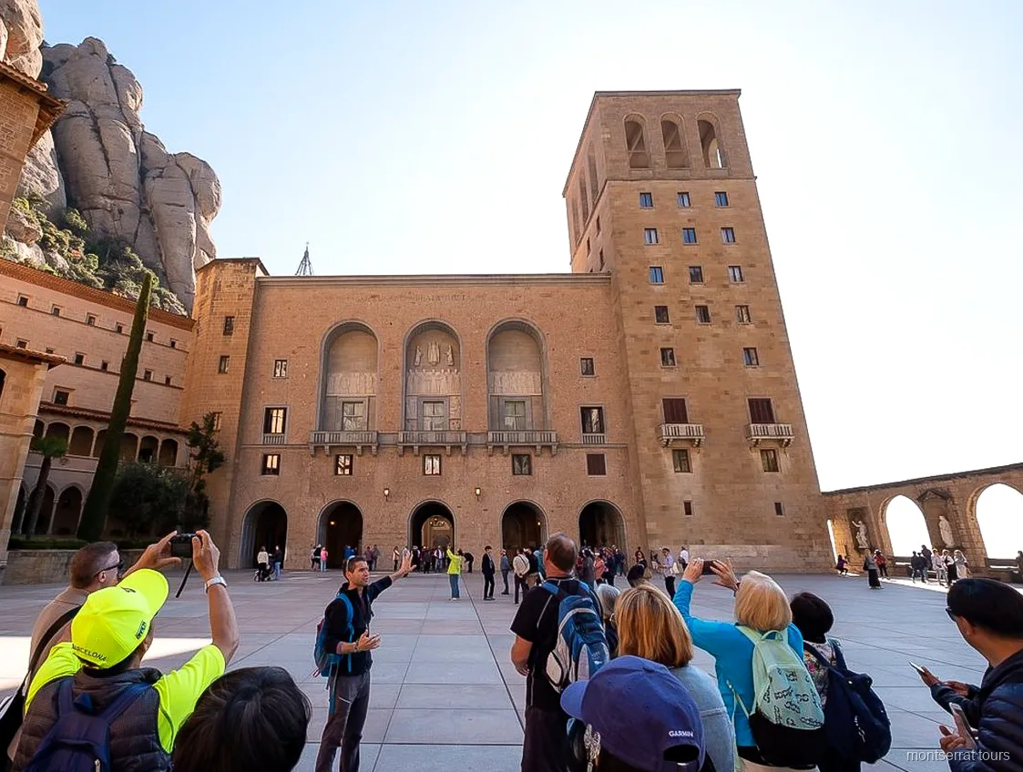 15e-eeuwse kloostergang binnen het klooster van Montserrat, bezocht voor de wandeling