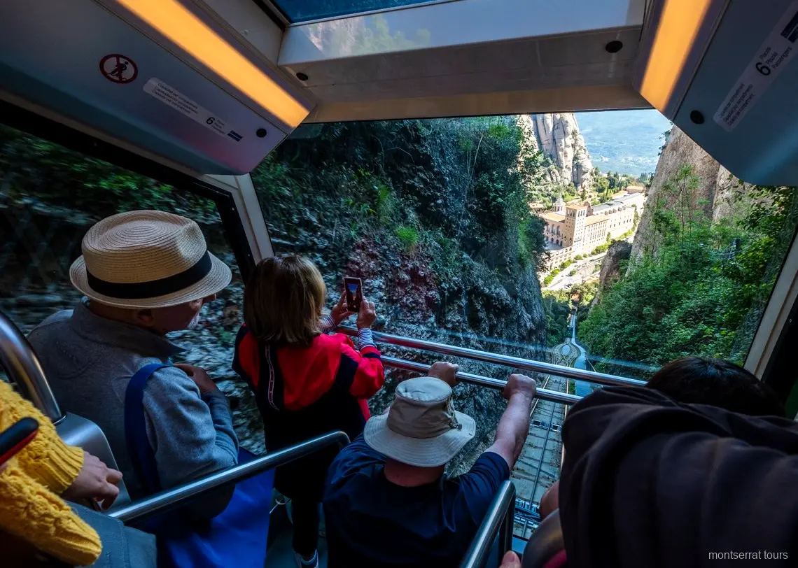 Vervoer in kleine groep gebruikt op de Montserrat wandel- en kabelbaantour