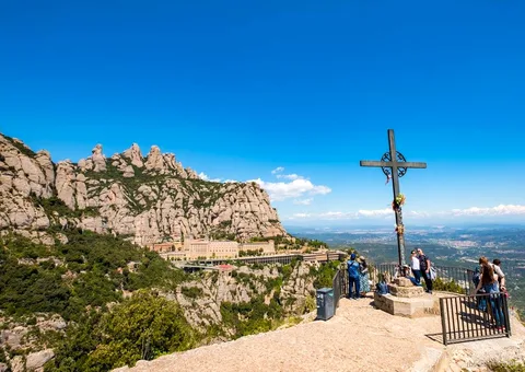 Piesi na oznakowanym szlaku przez Park Narodowy Montserrat z formacjami skalnymi w tle