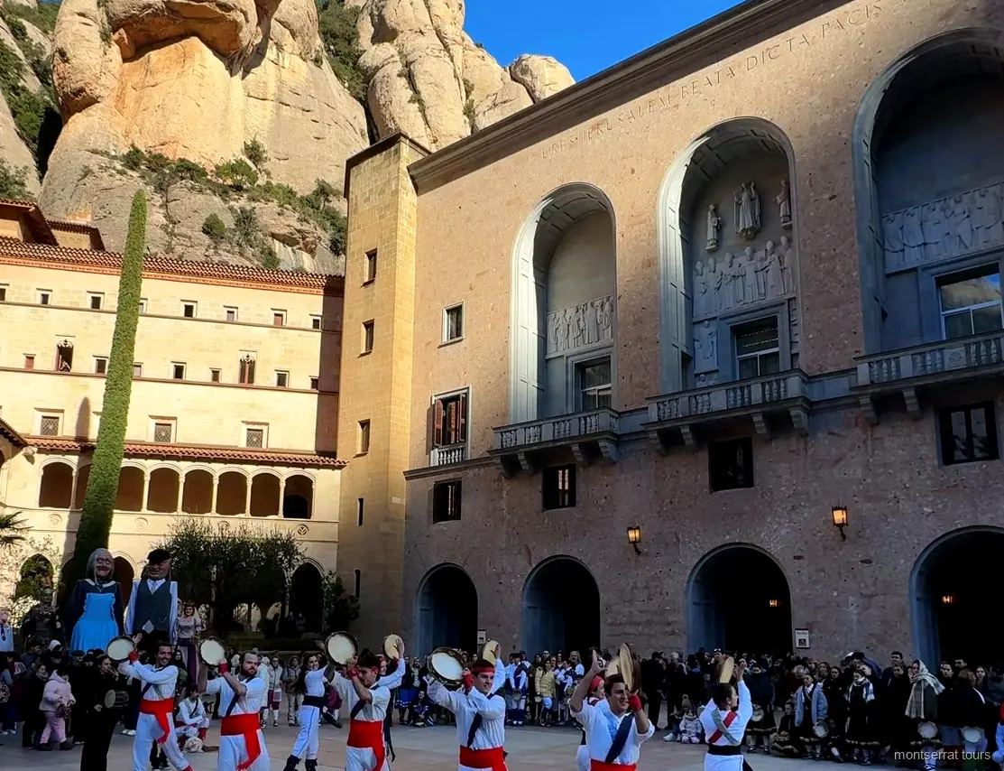 Kolejka zębata wjeżdżająca do klasztoru Montserrat na wycieczce z Barcelony