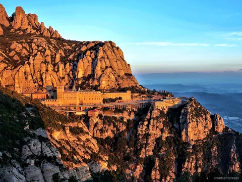 Funivia in salita sopra il Monastero di Montserrat durante il tour di trekking