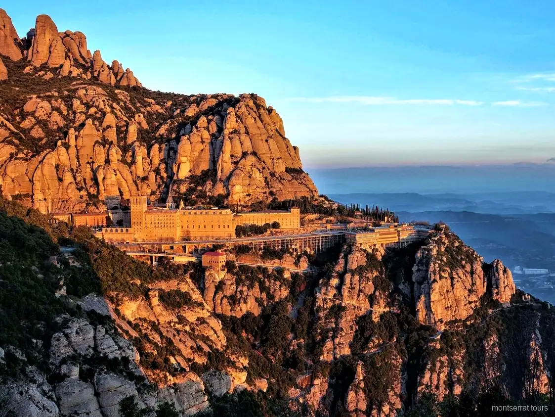 Funivia in salita sopra il Monastero di Montserrat durante il tour di trekking