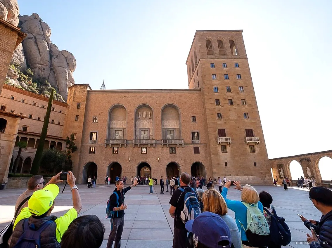 Chiostro del XV secolo dentro il Monastero di Montserrat visitato prima del trekking