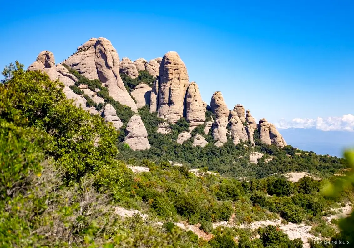 Formazioni rocciose frastagliate nel Parco Naturale di Montserrat viste durante il trekking facile