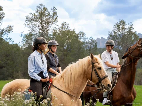 Jinete a caballo por un sendero de montaña en el Parque Natural de Montserrat