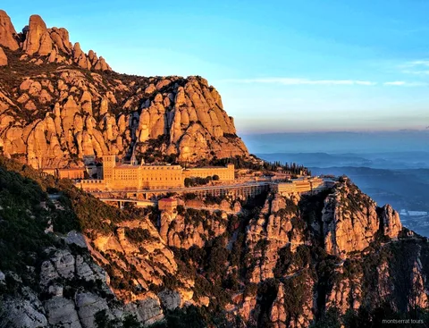 Teleférico subiendo sobre el Monasterio de Montserrat en el tour de senderismo