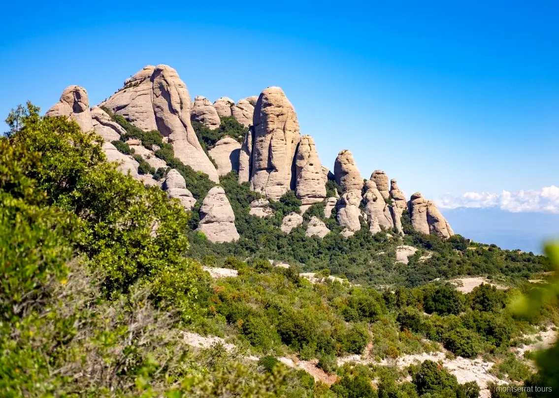 Formaciones rocosas en el Parque Natural de Montserrat vistas en la caminata fácil