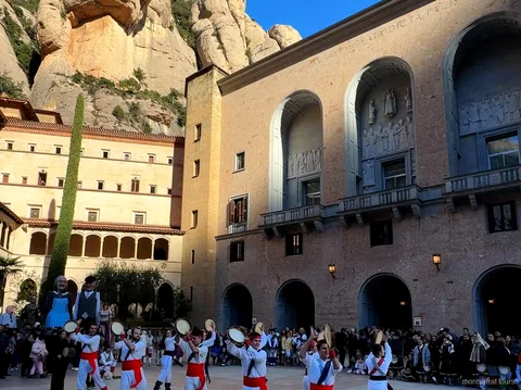 Tandradbaan op weg naar het klooster van Montserrat tijdens een Montserrat tour vanuit Barcelona