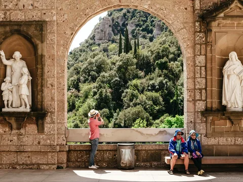 Gekartelde rotspieken boven het klooster van Montserrat tijdens een Montserrat dagtour