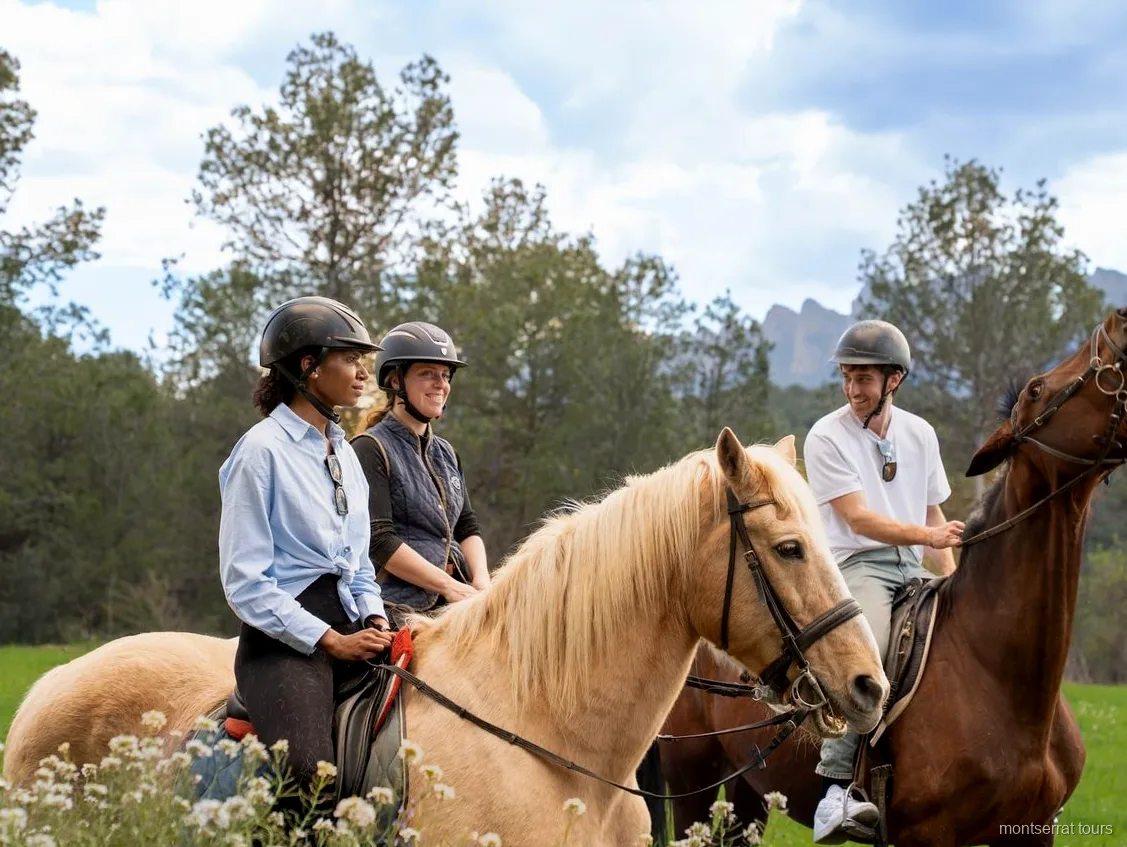 Cavaliere lungo un sentiero di montagna nel Parco Naturale di Montserrat
