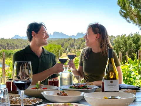 Terraza de restaurante entre viñedos con vistas a Montserrat en la excursión del almuerzo gourmet