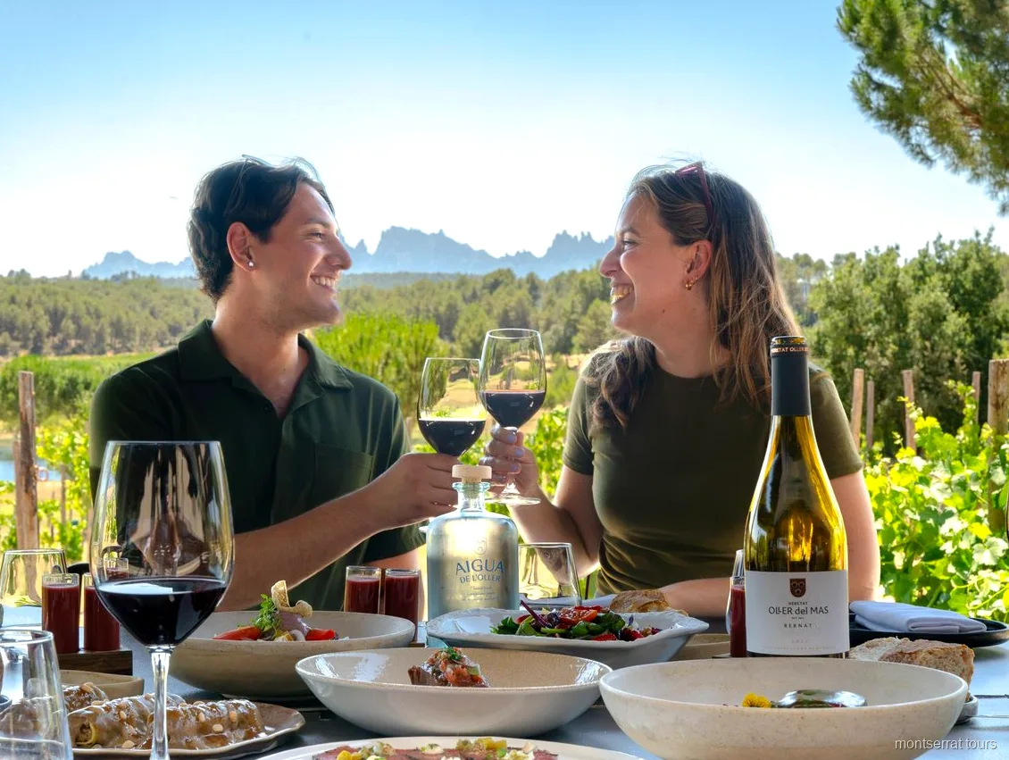 Terraza de restaurante entre viñedos con vistas a Montserrat en la excursión del almuerzo gourmet