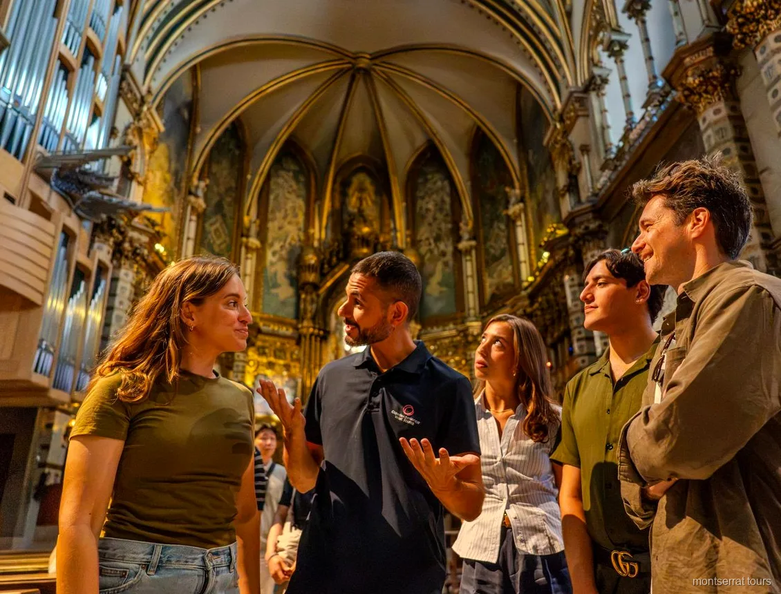 Interior de la basílica del Monasterio de Montserrat visitado antes del almuerzo gourmet