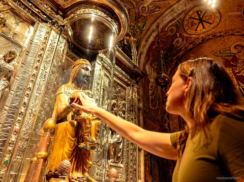 Pranzo gourmet a tre portate con prodotti catalani locali durante una gita a Montserrat